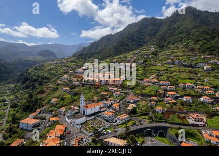 Paesaggio urbano del piccolo villaggio di Faial nell'isola di Madeira, Portogallo. Vista aerea con drone. Foto Stock