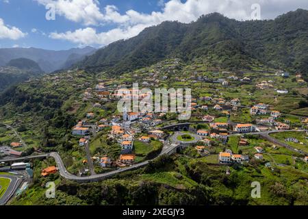 Paesaggio urbano del piccolo villaggio di Faial nell'isola di Madeira, Portogallo. Vista aerea con drone. Foto Stock