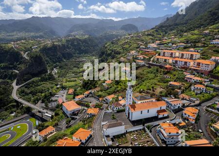 Paesaggio urbano del piccolo villaggio di Faial nell'isola di Madeira, Portogallo. Vista aerea con drone. Foto Stock