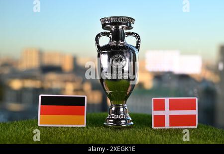 27 giugno 2024, Berlino, Germania. Bandiere di Germania e Danimarca - partecipanti ai playoff dei Campionati europei di calcio. Foto Stock