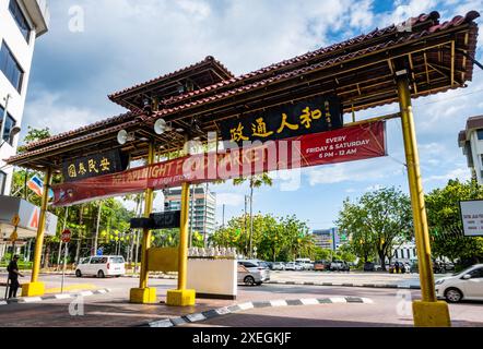 Cancello in stile cinese nella città di Kota Kinabalu. Sabah, Borneo, Malesia. Foto Stock