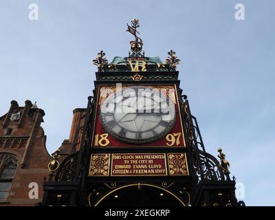 Un primo piano dello storico Eastgate Clock sulle mura della città storica di Chester, nel Regno Unito. Foto Stock