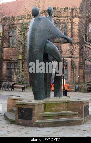 La celebrazione della scultura di Chester vicino alla cattedrale e al municipio presso i Broadbent Studios Foto Stock