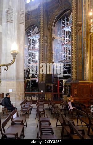 Vista interna della chiesa di Eglise Saint-Eustache con impalcature per lavori di ristrutturazione. Les Halles.Paris.France Foto Stock