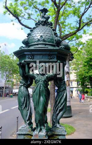 Wallace Fountain, una fontana di acqua potabile progettata da Charles-Auguste Lebourg e finanziata dall'inglese Richard Wallace in strada a Parigi in Francia. Foto Stock