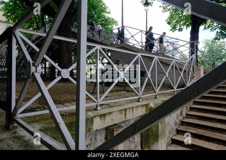 Un tipico ponte di ferro sul Canal Saint-Martin. Parigi. Francia Foto Stock