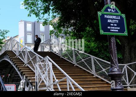 Passerelle Arletty, un tipico ponte di ferro sul Canal Saint-Martin. Parigi. Francia Foto Stock