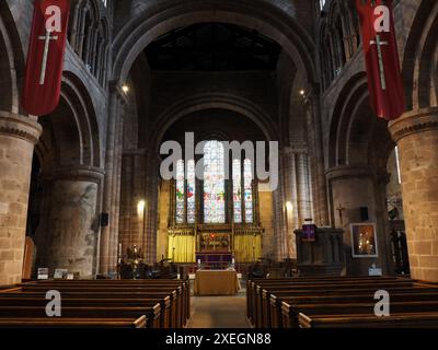 La navata, il coro e le vetrate colorate della chiesa di San Giovanni Battista, Chester Foto Stock