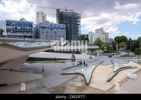 Piazza della libertà con l'architettura moderna e futuristica di Nicosia Cipro Foto Stock