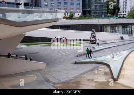 Piazza della libertà con l'architettura moderna e futuristica di Nicosia Cipro Foto Stock