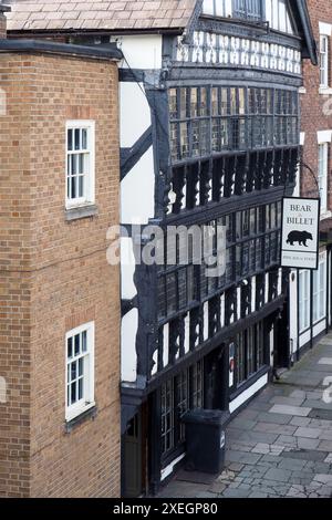 The Bear and Billet costruito nel 1664, vista esterna del pub sulla strada del ponte inferiore, Chester Foto Stock