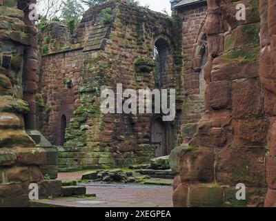 Mura medievali in pietra in rovina dell'estremità orientale del coro distrutto e della torre della chiesa di St Johns a Chester Foto Stock