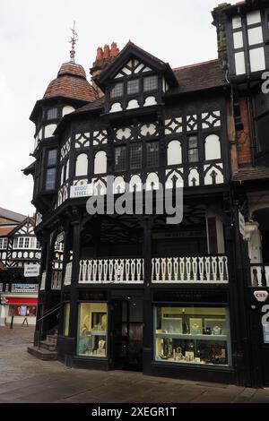 Vecchi edifici in legno, all'angolo tra Bridge Street e Eastgate, con un negozio di gioielli a sfioro Foto Stock