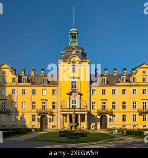 Vista frontale del castello di Bueckeburg, sede ancestrale del casato di Schaumburg-Lippe, Germania, Europa Foto Stock