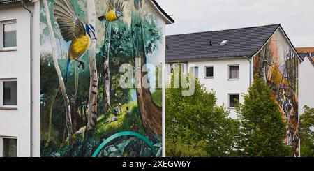 Design artistico della facciata su un blocco di appartamenti, Street art, graffiti BeNeR1, Hannover, Germania Foto Stock