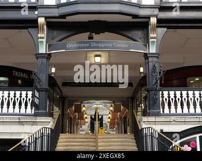 L'ingresso anteriore del centro commerciale Grosvenor sulla strada del ponte a Chester Foto Stock