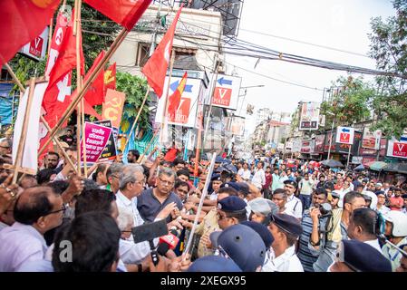 26 giugno 2024, Kolkata, Bengala Occidentale, India: Partiti di sinistra guidati dal Partito Comunista d'India (marxista/CPI(M) insieme al Partito Comunista d'India (CPI), All India Forward Block (AIFB), Revolutionary Socialist Party (RSP), The Socialist Unity Centre of India (Comunista) o SUCI(C), Partito Comunista d'India (marxista), Liberazione, il Partito Comunista d'India rivoluzionario, l'attaccante marxista Bloc, il Partito bolscevico d'India, il Partito dei lavoratori d'India hanno organizzato una marcia di protesta congiunta a Kolkata il 26 giugno 2024 a sostegno del popolo palestinese per la loro lotta contro l'attacco di Israele a Gaza. (Credito a me Foto Stock