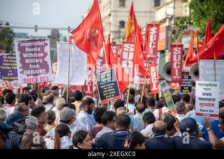 26 giugno 2024, Kolkata, Bengala Occidentale, India: Partiti di sinistra guidati dal Partito Comunista d'India (marxista/CPI(M) insieme al Partito Comunista d'India (CPI), All India Forward Block (AIFB), Revolutionary Socialist Party (RSP), The Socialist Unity Centre of India (Comunista) o SUCI(C), Partito Comunista d'India (marxista), Liberazione, il Partito Comunista d'India rivoluzionario, l'attaccante marxista Bloc, il Partito bolscevico d'India, il Partito dei lavoratori d'India hanno organizzato una marcia di protesta congiunta a Kolkata il 26 giugno 2024 a sostegno del popolo palestinese per la loro lotta contro l'attacco di Israele a Gaza. (Credito a me Foto Stock