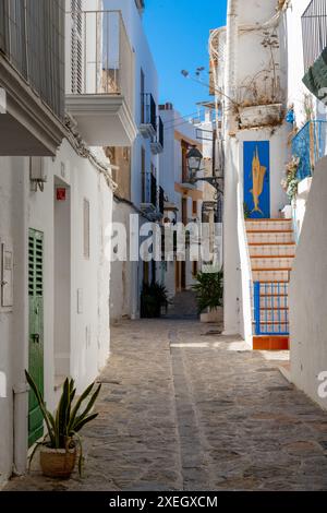 Pittoresca strada cittadina nella storica città vecchia di Eivissa, Dalt Vila a Ibiza Foto Stock