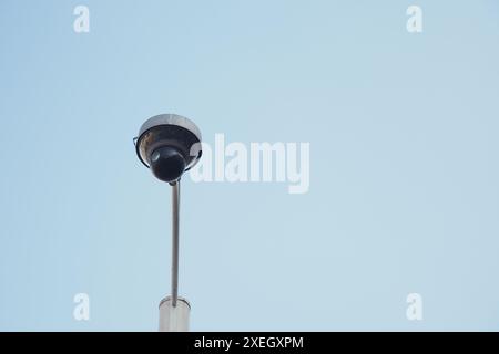Primo piano della telecamera di sicurezza sulla strada. Foto Stock