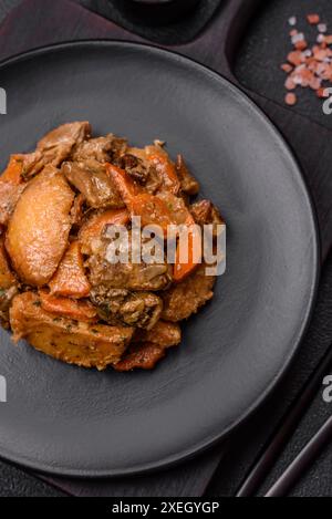 Delizioso stufato di patate, carne di manzo, funghi, carote, sale, spezie ed erbe Foto Stock