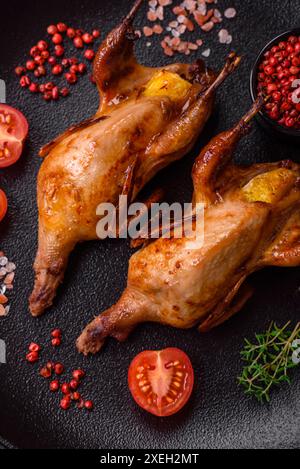 Quaglia arrostita, pergamena o piccione ripieni di arancia con spezie ed erbe aromatiche Foto Stock