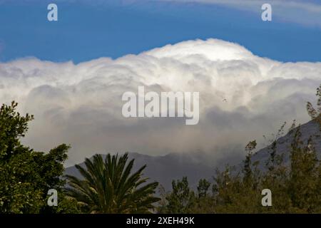 Montagne di nuvole Foto Stock