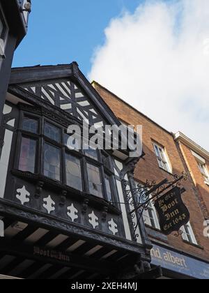 Il Boot Inn, una casa pubblica del XVII secolo in eastgate Street e eastgate Row a Chester Foto Stock