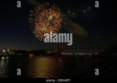 New York, Stati Uniti. 27 giugno 2024. NEW YORK, NEW YORK - GIUGNO 27: I fuochi d'artificio esplodono sul ponte Hell Gate durante le celebrazioni annuali del giorno dell'indipendenza di Central Astoria esibiscono fuochi d'artificio nell'Astoria Park il 27 giugno 2024 nel quartiere Queens di New York City. Crediti: Ron Adar/Alamy Live News Foto Stock