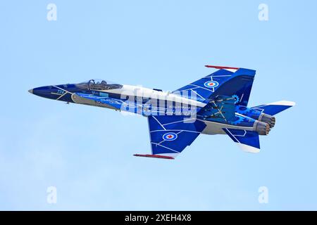 Il team dimostrativo CF18 vola sullo sfondo blu del cielo, orgoglioso di rappresentare il Canada al Bagotville Air Show Foto Stock