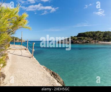 Passeggia lungo le acque turchesi dell'idilliaco Parc Natural de Mondrago nel sud-est di Maiorca, vicino a Santanyi Foto Stock