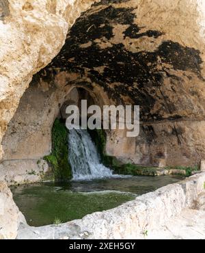 Vista della Grotta del Nymphaeum nel Parco Archeologico della Neapolis a Siracusa Foto Stock