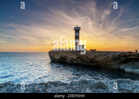 Vista del faro di Colonia Sant Jordi a Maiorca al tramonto Foto Stock