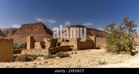 Tipico mattone marocchino nella valle di Ziz nell'alto Atlante vicino ad Achbaro Foto Stock