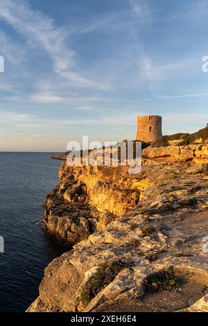 Vista della storica torre di avvistamento di Cala Pi nel sud di Maiorca all'alba Foto Stock