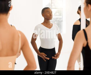 Formazione e apprendimento di studenti di balletto, gruppi e creativi con insegnante o istruttore in classe o scuola d'arte. Persone, allenamenti o ballerini che ballano Foto Stock
