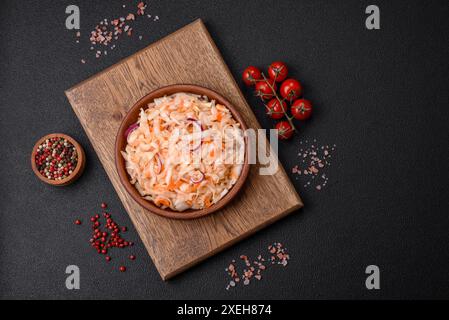 Delizioso cavolo salato in salamoia con carote, sale e spezie Foto Stock