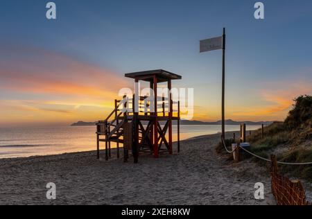 Spiaggia di Playa del muro con stazione di salvataggio all'alba Foto Stock