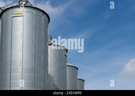 Silos in un'operazione agricola su larga scala Foto Stock