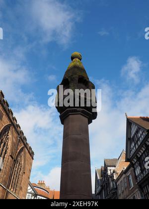 L'alta croce medievale a Chester all'incrocio tra eastgate e watergate Street Foto Stock