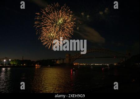 New York, New York, Stati Uniti. 27 giugno 2024. (NOVITÀ) Festa dell'indipendenza all'Astoria Park. 27 giugno 2024, New York, New York, Stati Uniti: I fuochi d'artificio esplodono sopra l'Hell Gate Bridge durante le celebrazioni annuali del giorno dell'indipendenza di Central Astoria esibiscono fuochi d'artificio nell'Astoria Park il 27 giugno 2024 nel quartiere Queens di New York. (Credito: M10s/TheNews2) (foto: M10s/Thenews2/Zumapress) (immagine di credito: © Ron Adar/TheNEWS2 via ZUMA Press Wire) SOLO PER USO EDITORIALE! Non per USO commerciale! Foto Stock