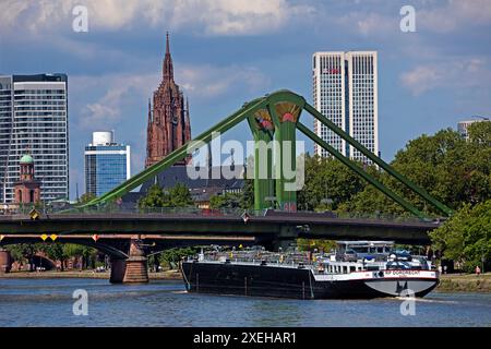 Il fiume meno con una chiatta di fronte al Floesserbruecke, Francoforte sul meno, Assia, Germania Foto Stock