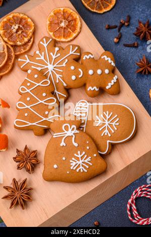 Bella composizione natalizia di mandarini Foto Stock