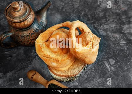 Assortimento di pane bianco. Kalach e Challah fatti di farina di grano su tavola con latte. Copia spazio. Foto Stock