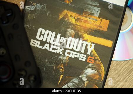 KIEV, UCRAINA - 26 GIUGNO 2024 Call of Duty Black Ops 6 PS5 videogioco Disc box per console di gioco. Primo piano su un disco di videogiochi molto popolare Foto Stock