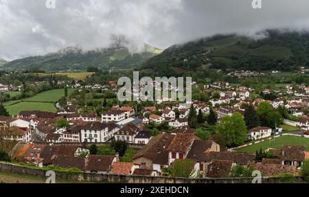 Vista del pittoresco villaggio basco di Saint-Jean-Pied-de-Port alle pendici dei Pirenei Foto Stock