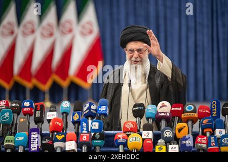 Teheran, Iran. 28 giugno 2024. Il leader religioso iraniano, l'Ayatollah Ali Khamenei, ha aperto le elezioni presidenziali in Iran. Il capo di Stato ha votato venerdì in una zona di alta sicurezza nel centro della capitale Teheran. Crediti: Arne Bänsch/dpa/Alamy Live News Foto Stock