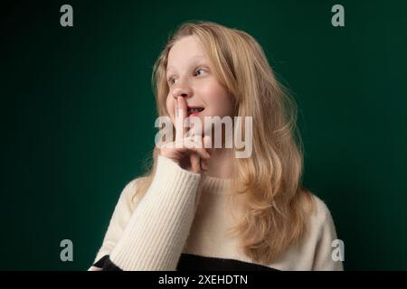 Donna che posa con le dita in bocca Foto Stock