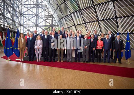 EU und Ukraine unterzeichnen Sicherheitsvereinbarung Praesident Wolodymyr Gruppenfoto, Familienfoto. EU und Ukraine unterzeichnen Sicherheitsvereinbarung AM 27.06.2024 visita di lavoro del Presidente dell'Ucraina in Belgio. Foto:Ufficio presidenziale dell'Ucraina via SVEN SIMON Fotoagentur GmbH & Co Pressefoto KG Prinzess-Luise-Str. 41 45479 M u e l h e i m / R u h r Tel. 0208/9413250 Fax. 0208/9413260 GLS Bank BLZ 430 609 67 KTO. 4030 025 100 IBAN DE75 4306 0967 4030 0251 00 BIC GENODEM1GLS www.svensimon.net Bruessel Belgien **** UE e Ucraina firmano accordo di sicurezza Presidente Volodymyr Group p Foto Stock