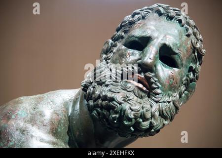 Antica statua romana in bronzo il pugile in riposo (pugile a riposo) dal IV al i a.C. nel Tempio Capitolino di Brescia (Tempio della Triade Capitolina dedica) Foto Stock